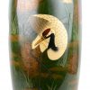 Een grote aardewerken vaas met een meerkleurig decor van kraanvogels. Chinees werk.