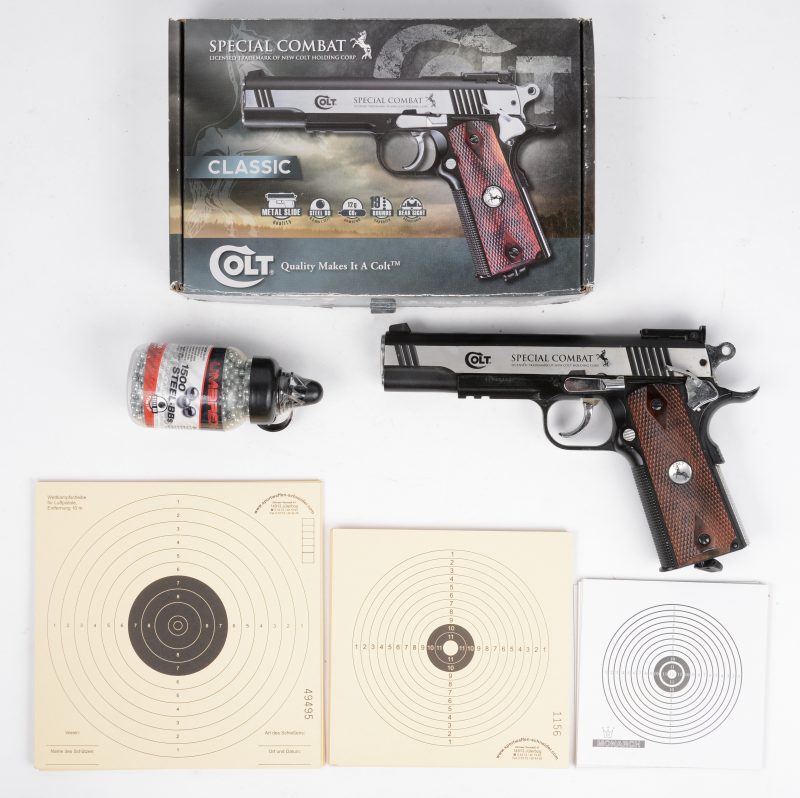 Een CO2 luchtdrukpistool. Model ‘Classic’ (M1911). In originele doos. Kaliber 4.5mm metalen balletjes.