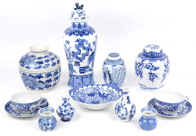 Een lot blauw-wit Chinees porselein, bestaande uit een dekselvaasje, twee gemberpotjes, een dekselpot, twee kopjes met schoteltjes, vier vaasjes en een schaaltje.