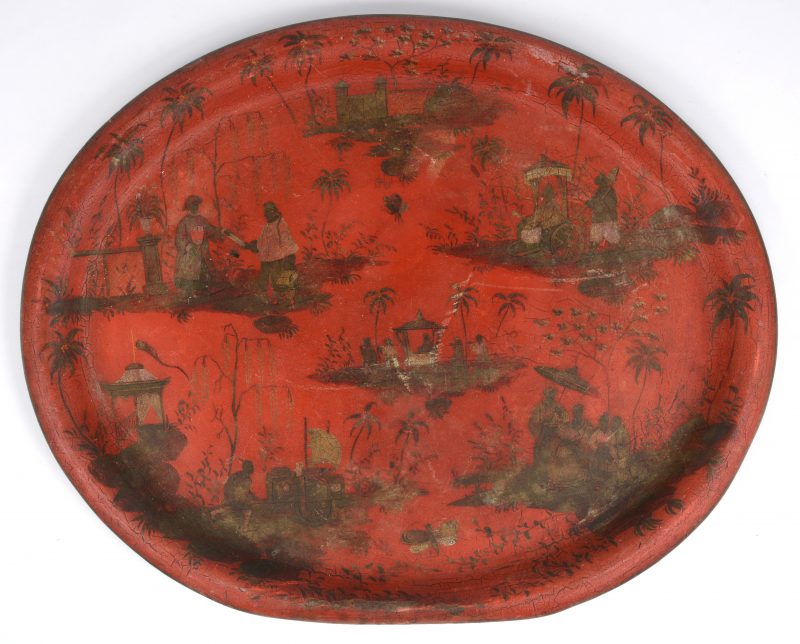 Een antiek Chinees metalen dienblad met diverse voorstellingen.