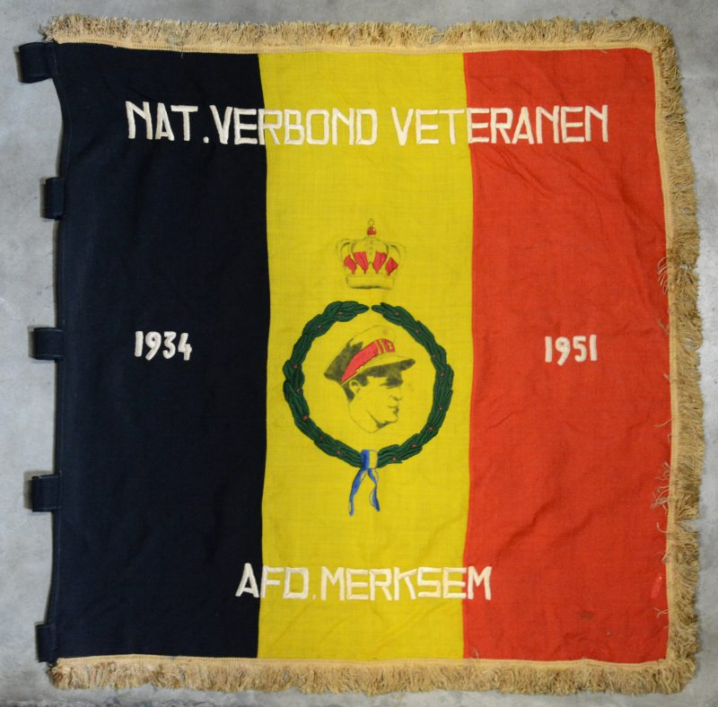 Een vlag van het Nationaal Verbond Veteranen Koning Leopold III, afdeling Merksem uit 1951. Met vlaggenstok.