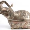 Een gegraveerde en verzilverde bronzen doos in de vorm van een zittende olifant. Cambodjaans werk.