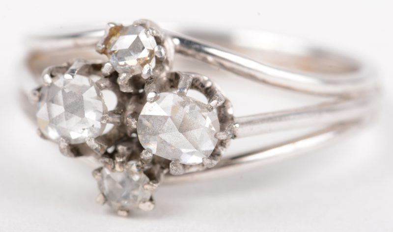 Een 18 K witgouden ring bezet met diamanten oude slijp met een gezamenlijk gewicht van +- 0,50 ct.