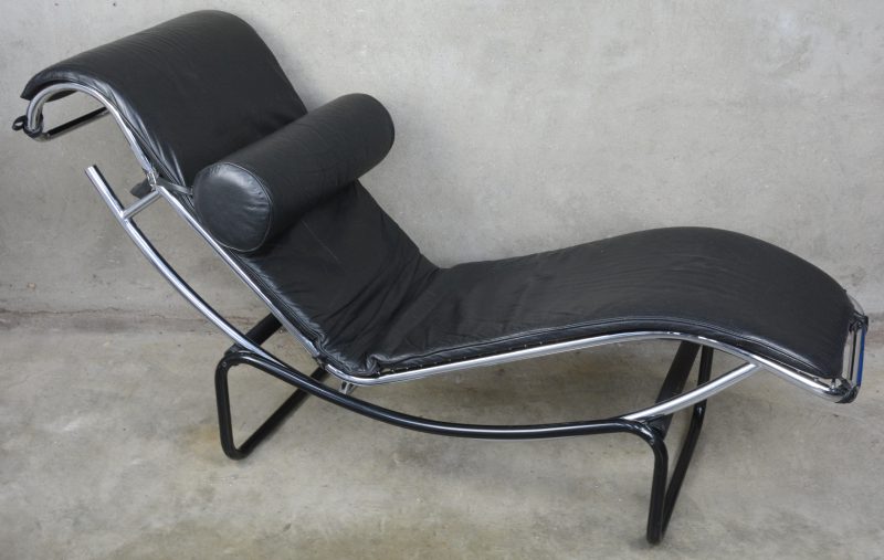 Een chromen ligstoel, geïnspireerd op de LC4 naar ontwerp van Charlotte Perriand (Le Corbusier).