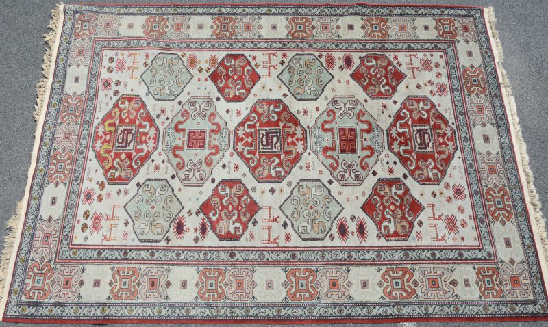 Een handgeknoopt Kaukasisch wollen karpet.