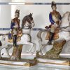 Vier meerkleurig porseleinen beeldjes van Napoleontische commandanten, bestaande uit Nansouty, Soult, Bessières en een cavalerist van de Keizerlijke garde. Achteraan gemerkt.