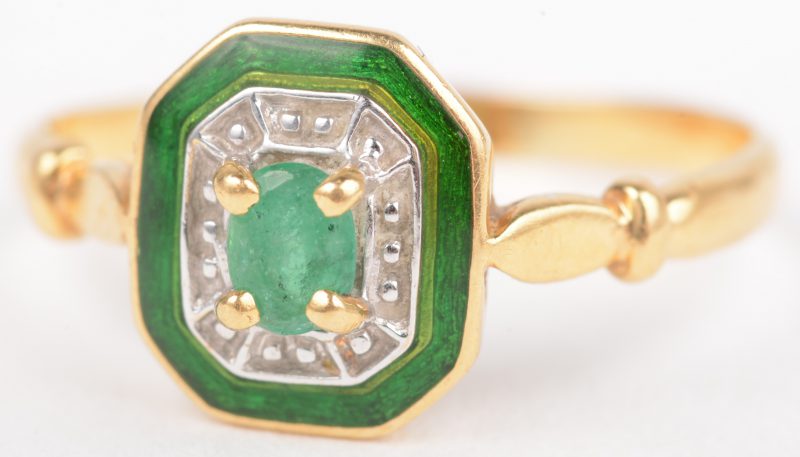 Een 18 K geelgouden ring bezet met email en een smaragd van +- 20 ct. Maat 50.