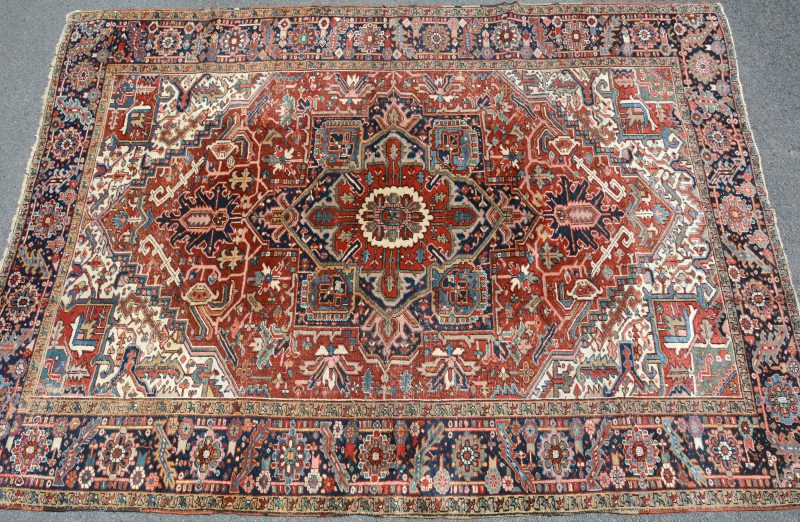 Een antiek handgeknoopt Perzisch wollen karpet.