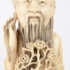 “Oude wijze met vrouw”. Een gesculpteerd ivoren beeld. Onderaan gesigneerd. China, begin XXe eeuw. Instrument manco