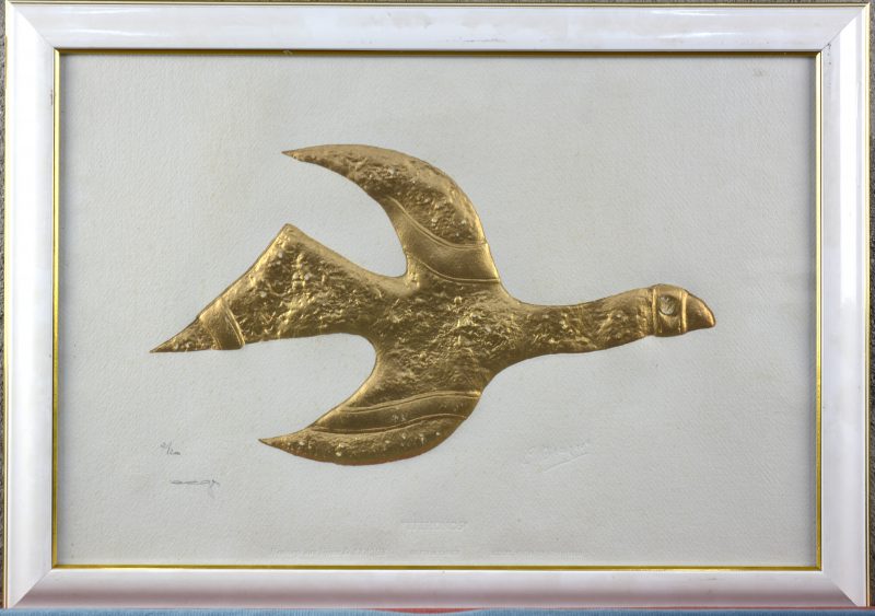 “Tithonos”. Uit de reeks “Hommage aux Bijoux de Braque”. Hoogdruk verguld met 23 K fijn goud. Met droogdrukstempel G. Braque. Genummerd 2/200 en gesigneerd buiten de plaat.