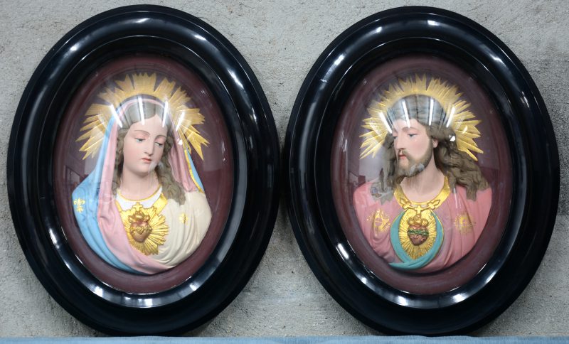 “Christus en Maria Heilig Hart”. Twee ingelijste gipsen voorstellingen onder bol glas.