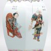 Een zeshoekige dekselvaas van Chinees porselein met decor van personages. Met houten deksel.