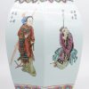 Een zeshoekige dekselvaas van Chinees porselein met decor van personages. Met houten deksel.