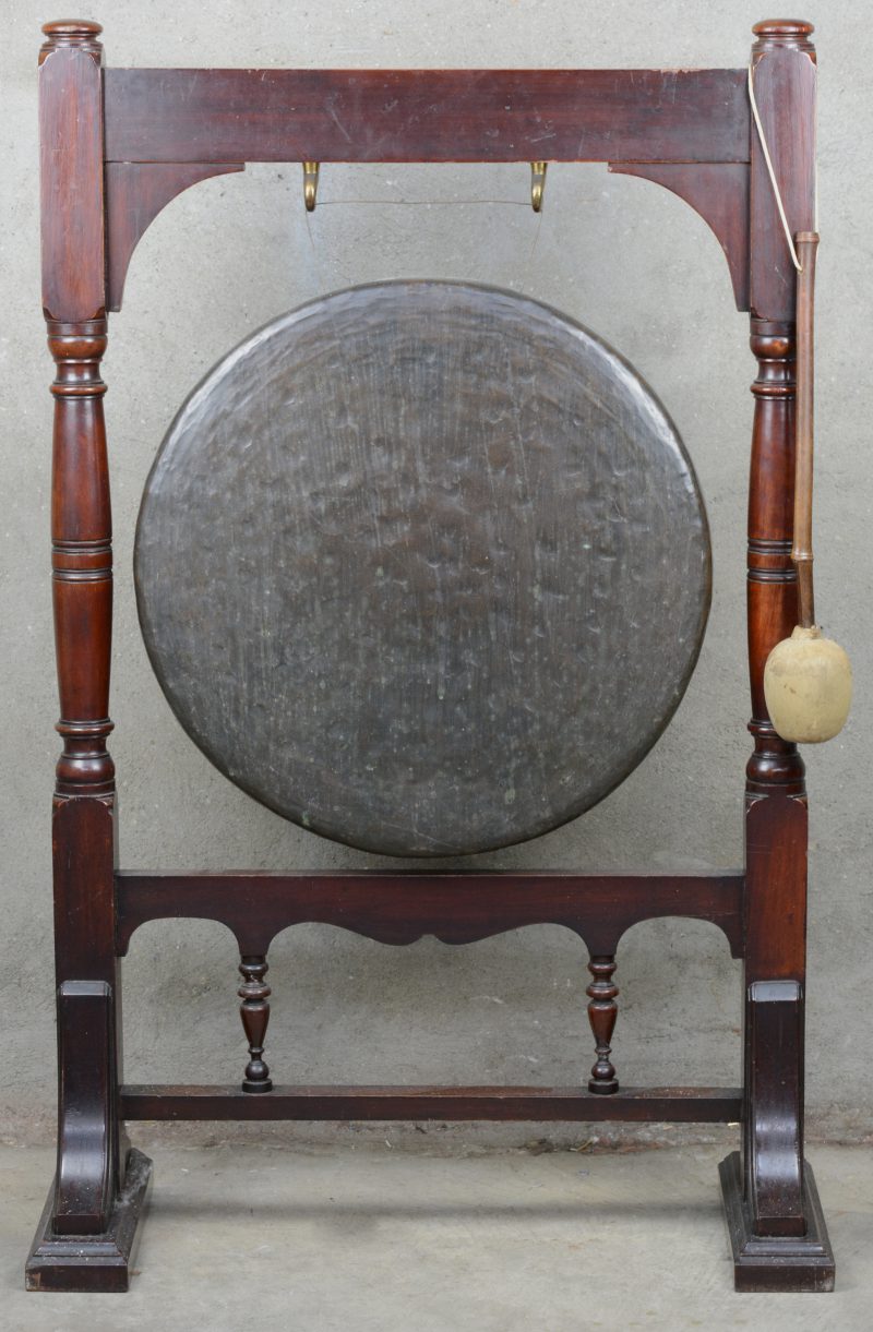 Een ceremoniêle bronzen gong in houten staander. Birma of Tibet, XIXde eeuw.