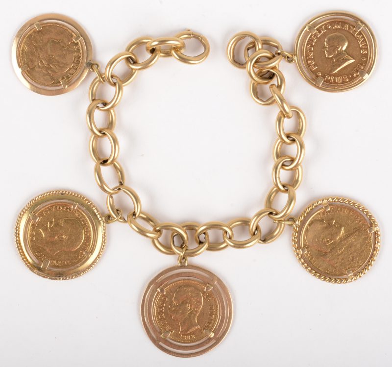 Een 18 K geelgouden schakelarmband bezet met vijf verschillende munten.  Umberto I 1882 Italia 20 Lire. Pius XI 1932 Vaticaan 100 Lire. Pius XII 1900. George 1911. 20 Zwitserse Frank 1930.