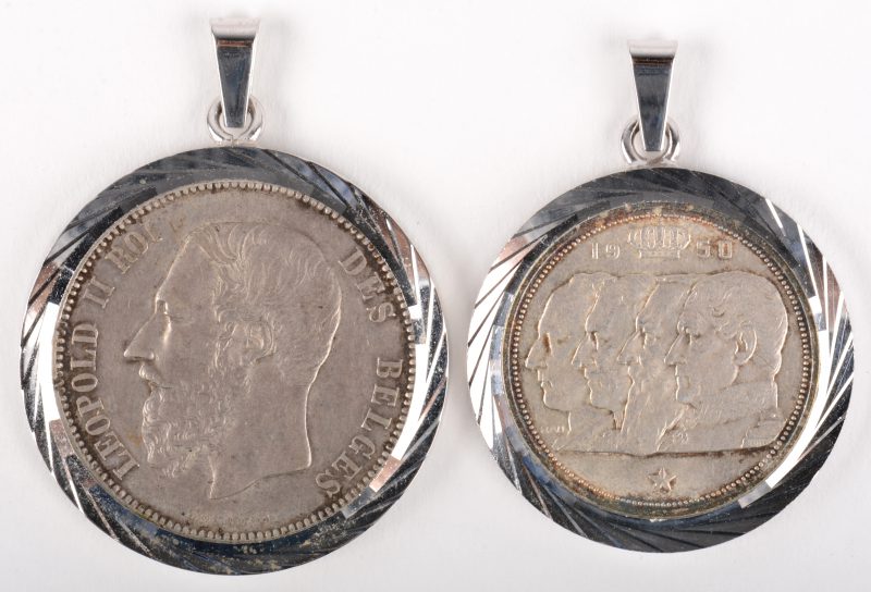 Twee zilveren hangers 835‰ met twee zilveren munten van Leopold II 1873 en 100 Frank 1950. Roi des Belges.
