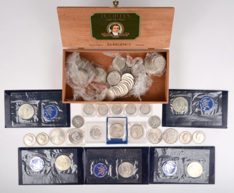 Een lot overwegend zilveren munten met o.m. 5 x Eisenhower One Dollar 1971, onuitgegeven en met verantwoording, 27 x 5 CHF (AG 900/1000 en 835/1000), 1 x 500 BEF 1830-1980 (AG 500/1000?), 8 x 250 BEF (AG 835/1000), 3 x 100 BEF 4 koningen (AG 835/1000), 1 x 50 BEF Expo en 15 x 50 BEF Mercurius (AG 835/1000), 1 x 10 FRF Monaco 1966 (AG 900/1000), 2 x 100 Pta 1966 (AG 800/1000), Morgan, Peace, Kennedy e.a.