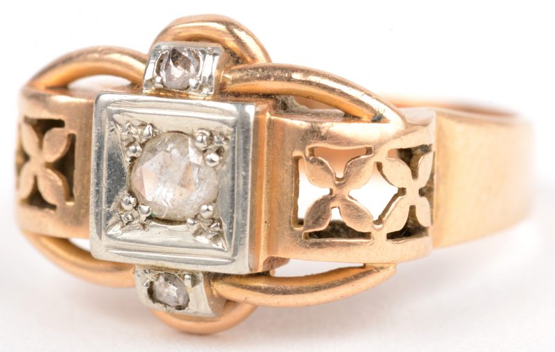 Een 18 K geelgouden ring bezet met een diamant oude slijp met een gezamenlijk gewicht van +- 0,20 ct.