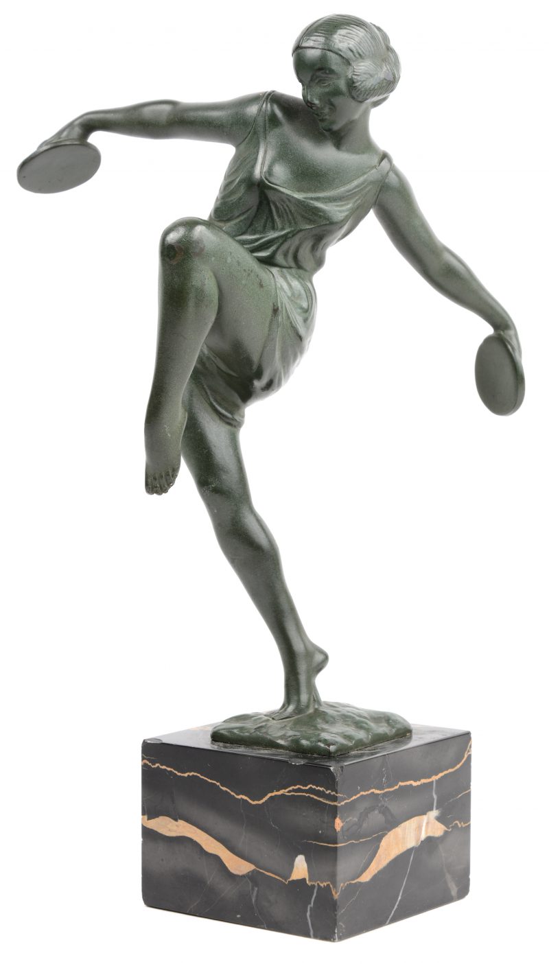 “Danseres met cymbalen”. Een art deco beeldje van kunstbrons op marmeren voetstuk. Gesigneerd.