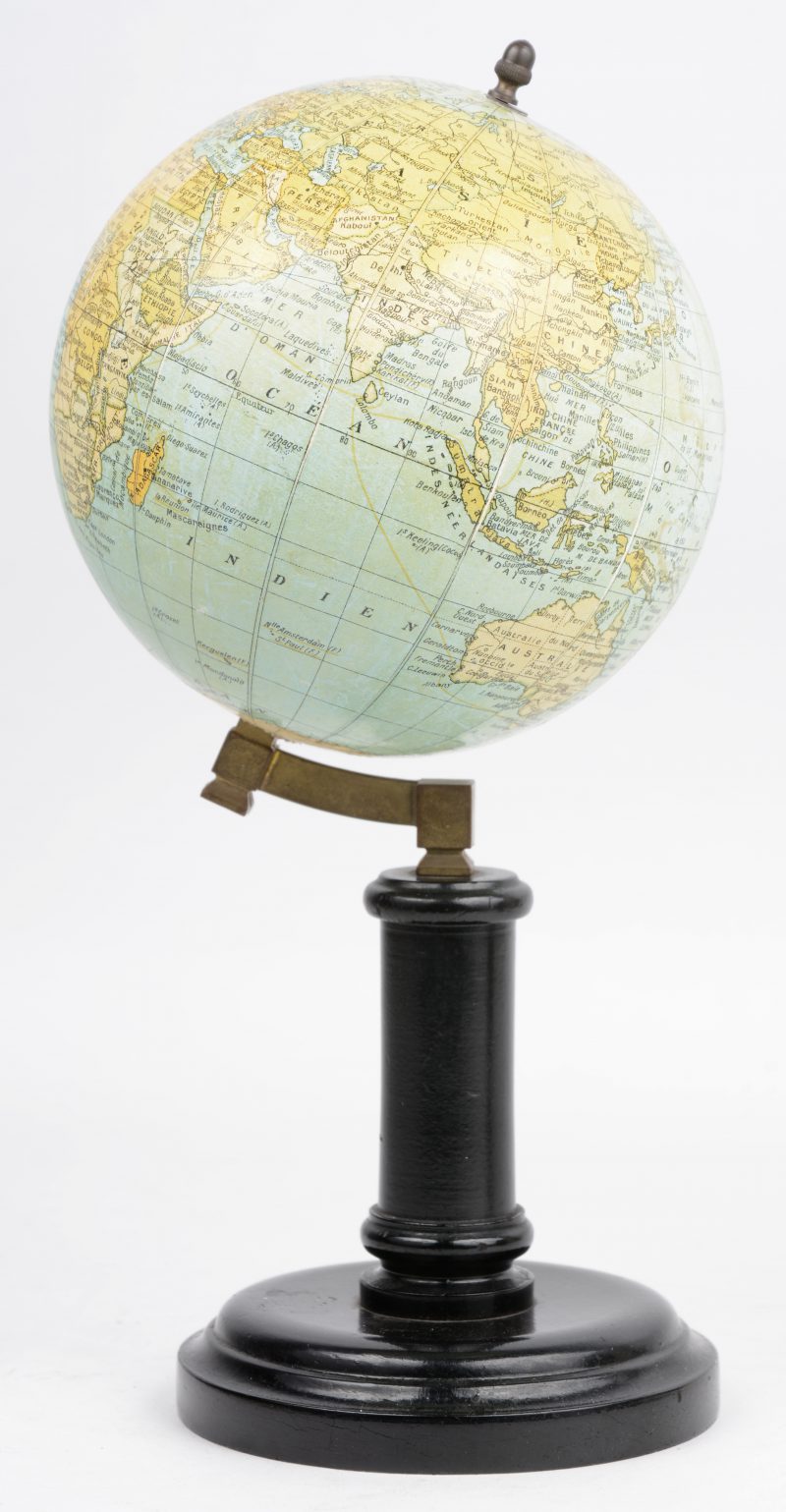 Een kleine wereldbol op zwartgelakte houten voet. Gemerkt.