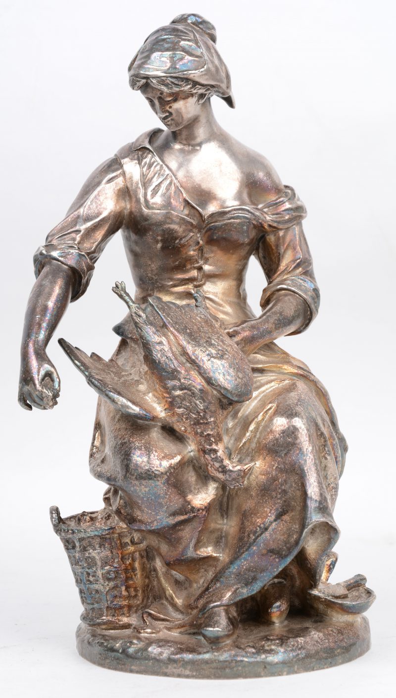 “L’éplucheuse de volaille”. Een verzilverd bronzen beeld. Gesigneerd en met gieterijstempel.