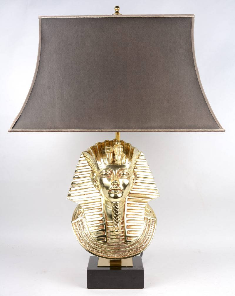 Een vintage sfeerlamp, gesierd met een vergulde buste van Toetanchamon.