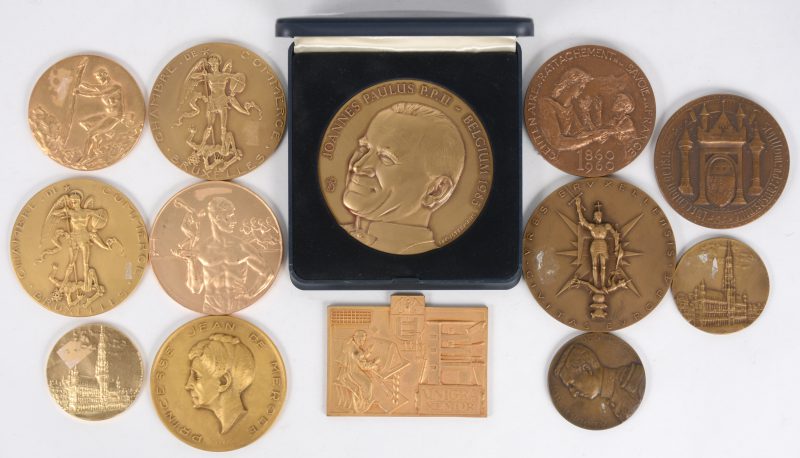 Een lot van dertien bronzen medailles met ontwerpen van o.a. Eugène De Bremaecker, Victor Demanet, Georges Petit & Jan Keustermans.