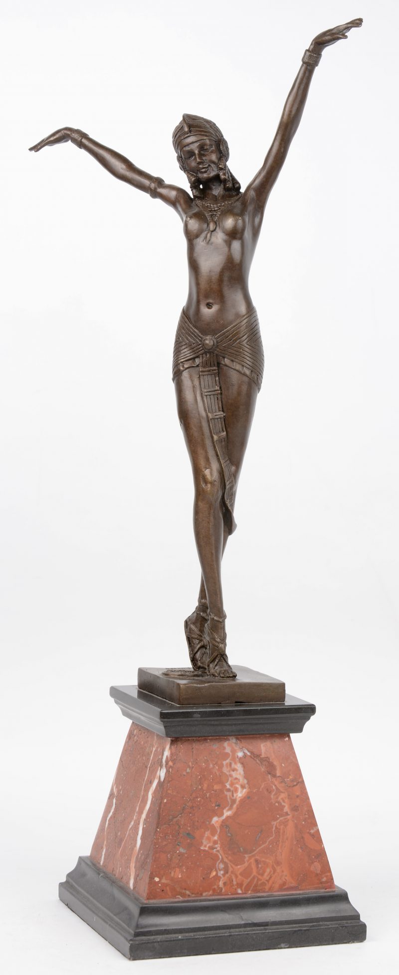 Een art deco danseres van brons op meersoortig marmeren sokkel, naar een werk van Chiparus.