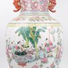 Een grote balustervaas van Chinees porselein met een famille rosedecor.