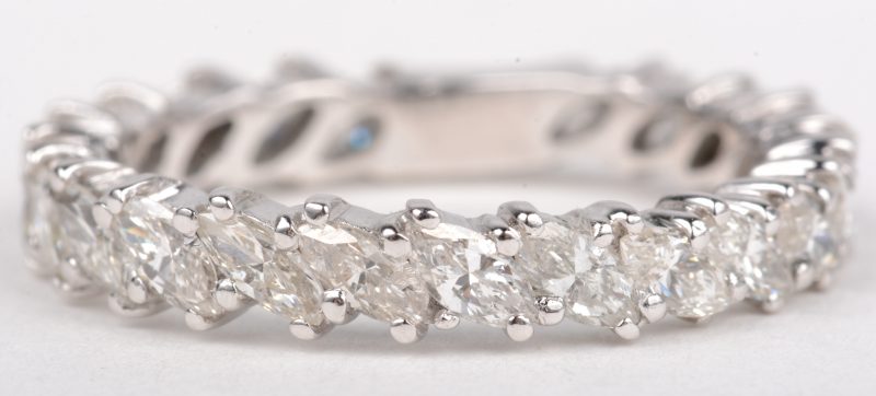 Een 18 K witgouden ring bezet met diamanten in markies geslepen met een gezamenlijk gewicht van +- 2 ct.