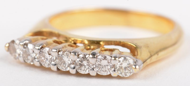Een 18 K geelgouden ring bezet met briljanten met een gezamenlijk gewicht van +- 0,35 ct.