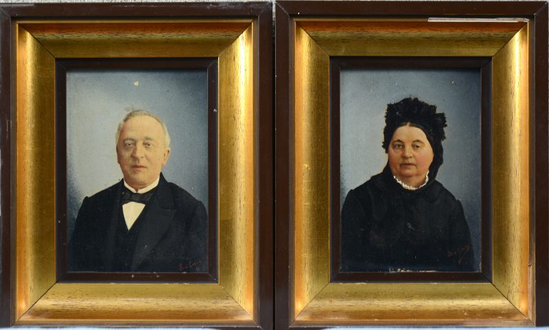 “Heren- en damesportret”. Twee olieverschilderijtjes op paneel. Beide gesigneerd.