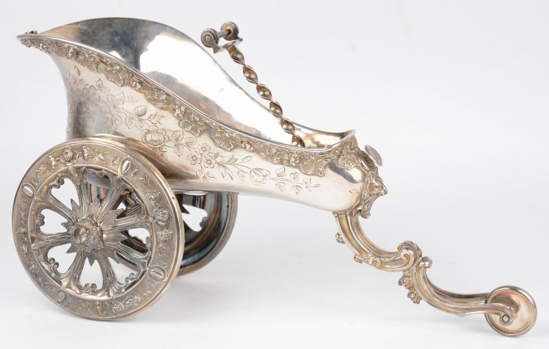Een zilveren flessenhouder in de vorm van een barokke strijdwagen. Gemerkt.