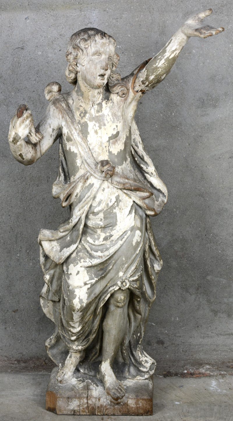 Een heiligenbeeld van deels witgebeitst hout. Barok. Letsels en manco’s.