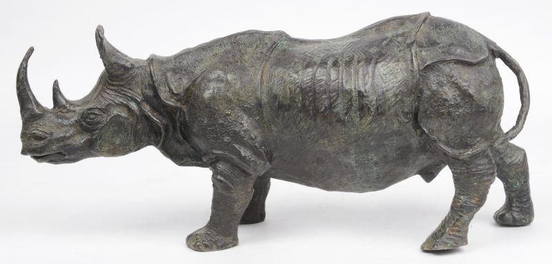 Een neushoorn van gepatineerd brons.