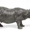 Een neushoorn van gepatineerd brons.