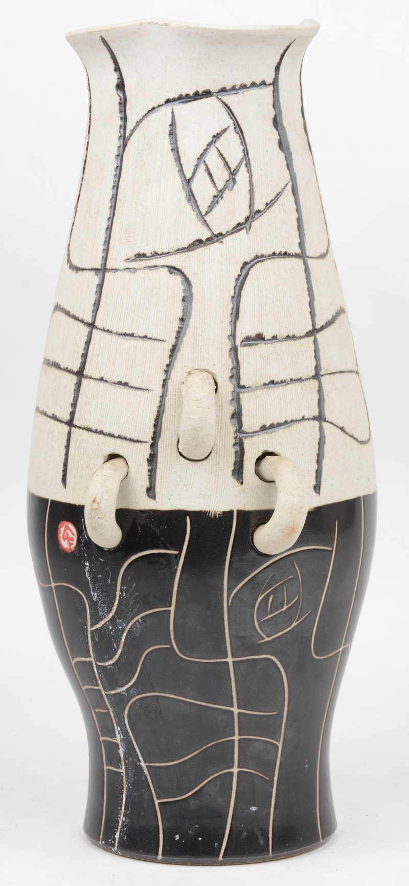 Een moderne vaas van deels geglazuurd Chinees aardewerk, versierd met ringen. Onderaan gemerkt.