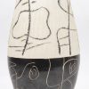 Een moderne vaas van deels geglazuurd Chinees aardewerk, versierd met ringen. Onderaan gemerkt.