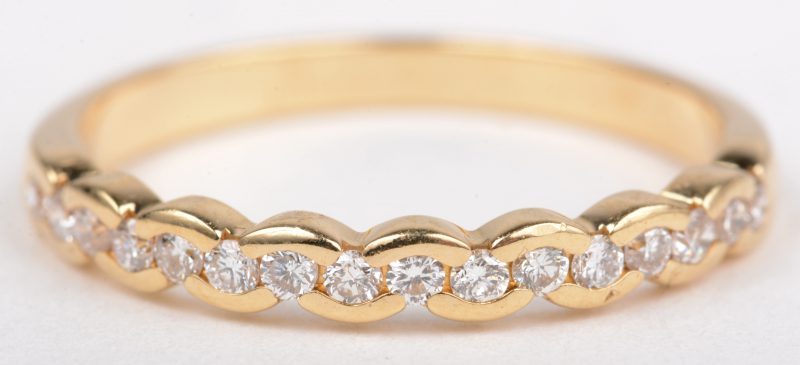 Een 18 K geelgouden ring bezet met briljanten met een gezamenlijk gewicht van +- 0,38 ct.