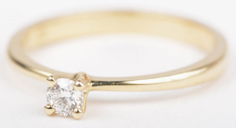 Een 18 K geelgouden ring bezet met één briljant van +- 0,16 ct.