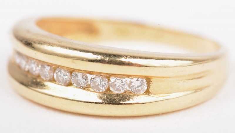 Een 18 K geelgouden ring bezet met briljanten met een gezamenlijk gewicht van +- 0,39 ct.
