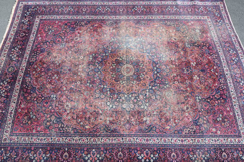 Een handgeknoopt Perzisch wollen tapijt. Zeer sletig.
