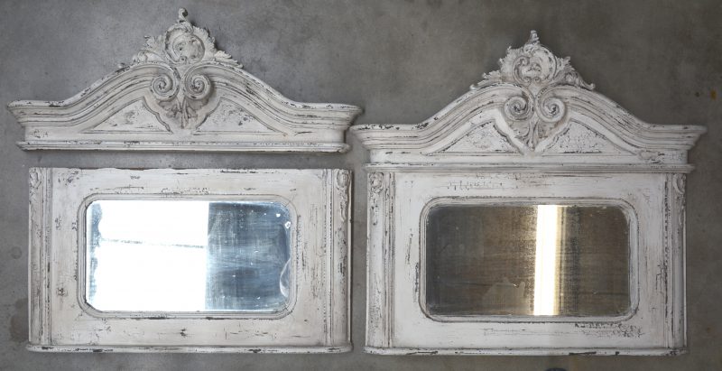 Twee witgelakte houten spiegels in mansardestijl.