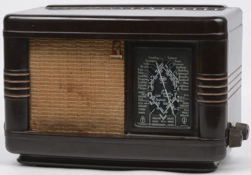 Een oude bakelieten radio. Type H88U. 1944.