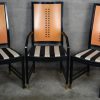 Vier stoelen en twee armstoelen van deels zwartgelakt hout met geperforeerde rug. Ontwerp van Ernst Beranek. Jaren ‘80. Gemerkt. Lichte gebruikssporen.