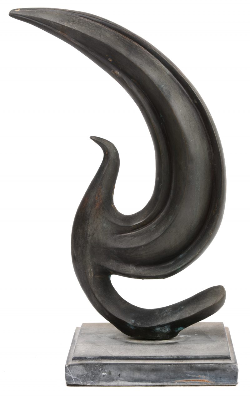 Een modern bronzen kunstwerk op arduinen sokkel.
