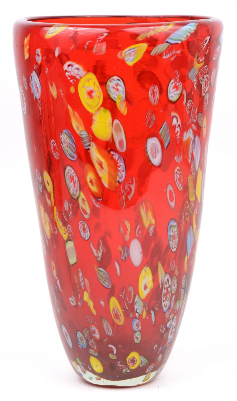 Een vaas van rood Muranoglas met een milefioridecor.