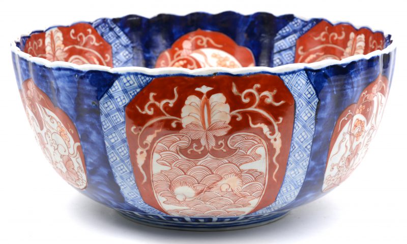 Grote bowl van Imari porselein. Japan, XIXde eeuw (haarscheur in de bodem).