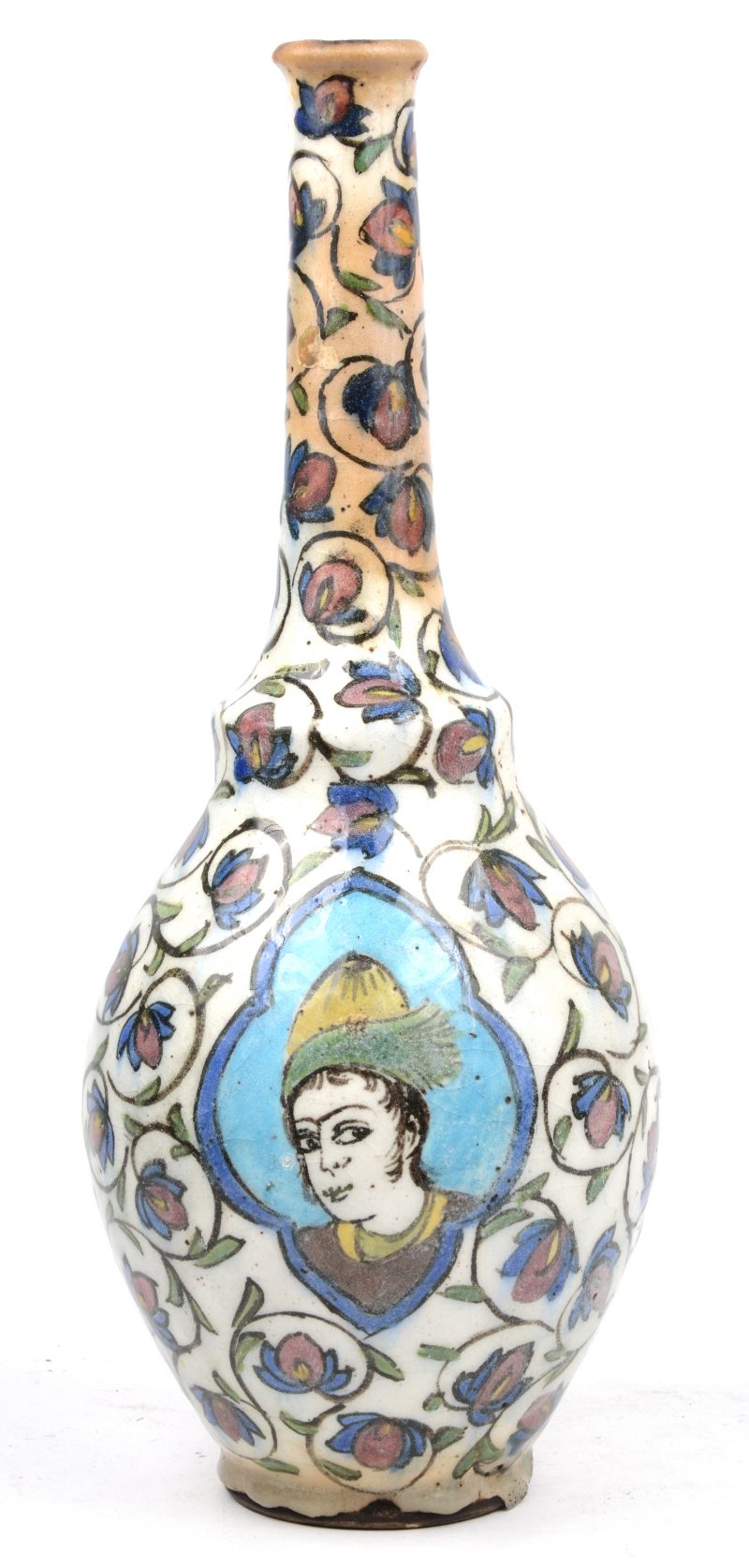 Een Iznik langhalsvaas van geglazuurd steengoed, versierd met portretten in uitsparingen, omgeven door bloemenguirlandes. Sporen van ovenvuur.