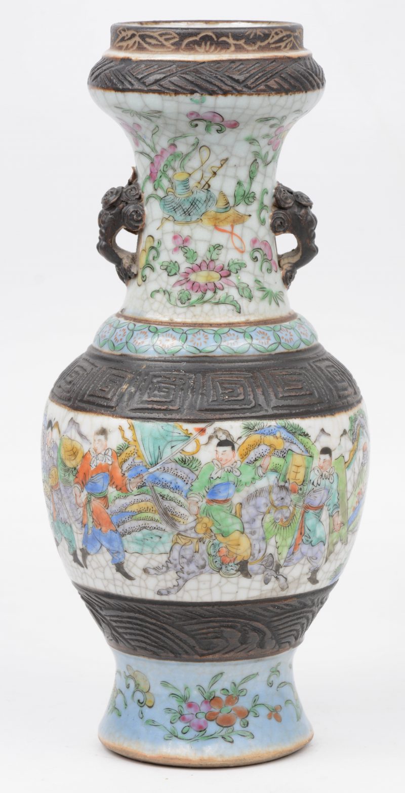 Een vaasje van veelkleurig Nanking crackleware porselein. Fijne decoratie van personages op de buik, bloemenranken elders en donkerbruine friezen. Einde XIXde eeuw. Onderaan gemerkt.